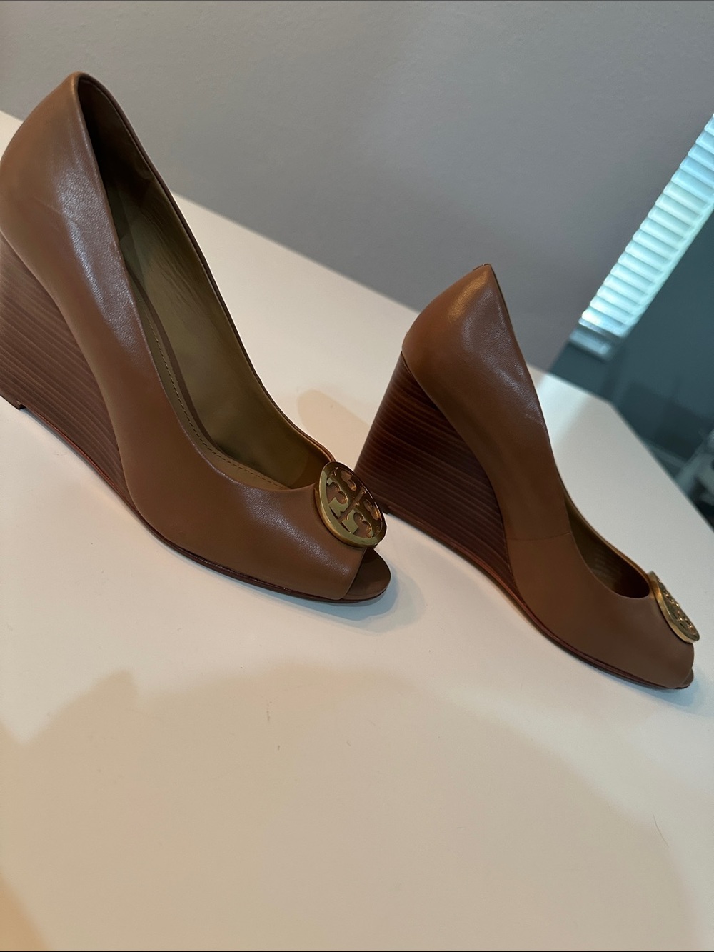 Tory Burch Tan Leather Peep-Toe Heels with Gold Logo - Picture 3 of 4